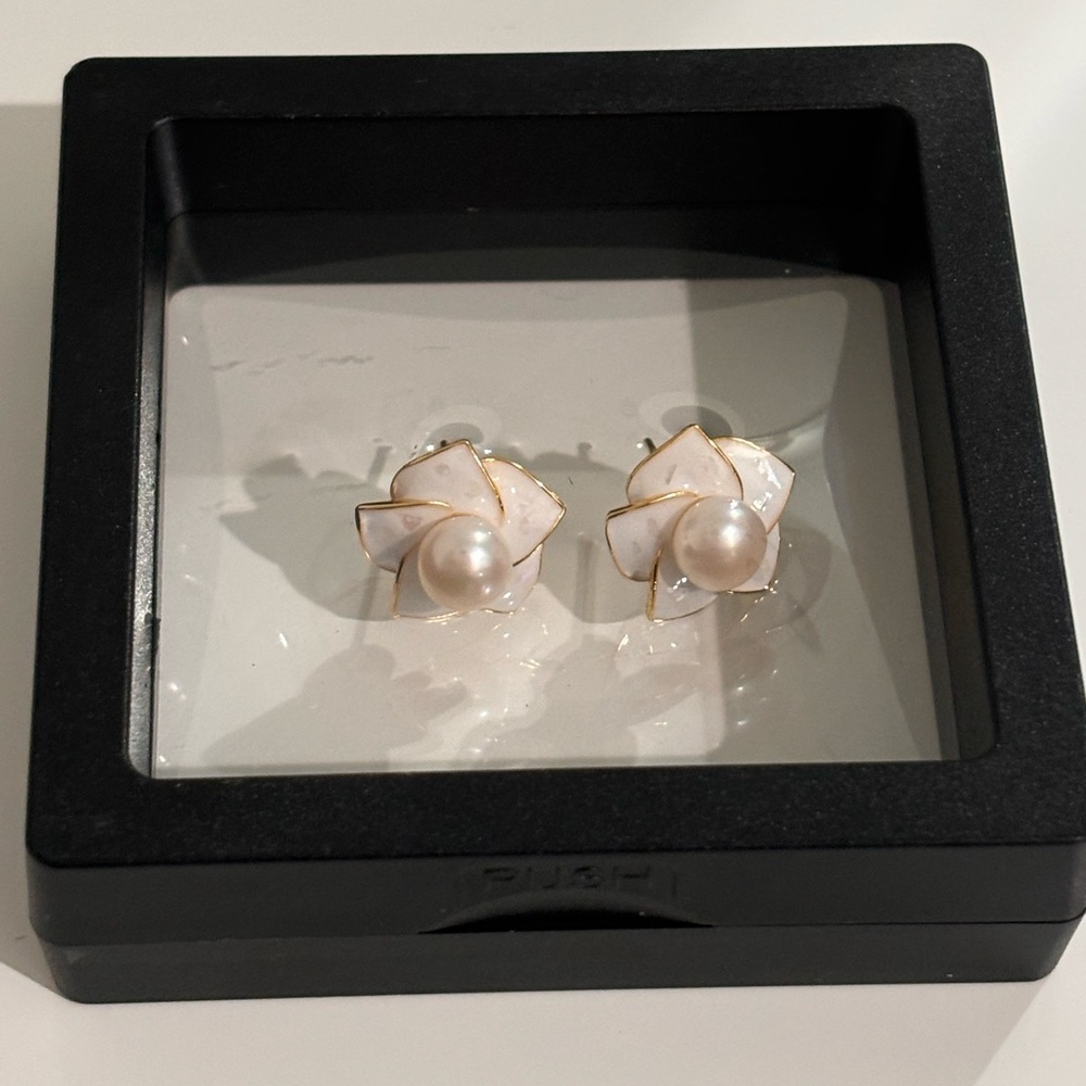 Cultured Pearl And Seashell 925 Camellia Stud Earrings - Picture 1 of 7